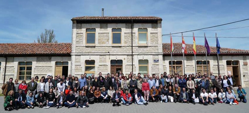 Foto de familia de los asistentes al II Foro de Cocina Rural celebrado en Atapuerca (Burgos)