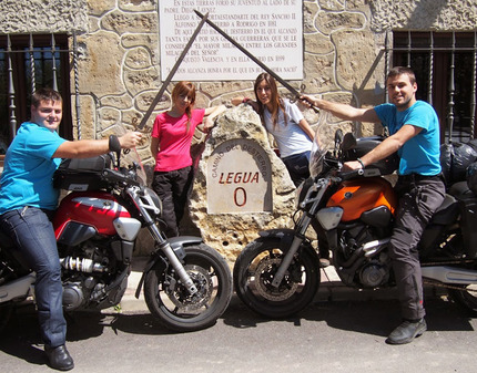 Juan Lpez Rico (dcha.) en la Legua Cero, en Vivar del Cid (Burgos)