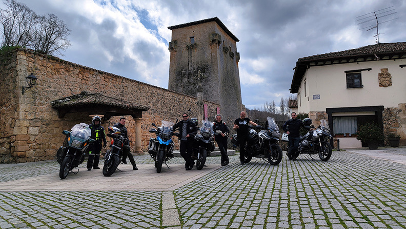 Miembros del Silver Reader Club en Covarrubias durante el viaje de prospeccin por el Camino del Cid