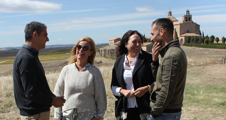 Un momento de la visita al rodaje de la serie El Cid en Almenar. De izda. a derecha Alberto Luque, gerente del Consorcio Camino del Cid, Cristina Fernndez, directora de Comunicacin de Zebra, Raquel Contreras, diputada de Brgos y Enrique Rubio, diputado de Soria