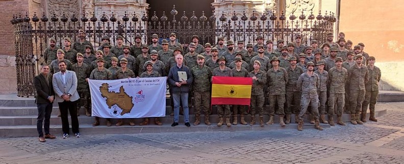 El Regimiento de Transmisiones 21 en la puerta de la Baslica de Santa Mara de Calatayud