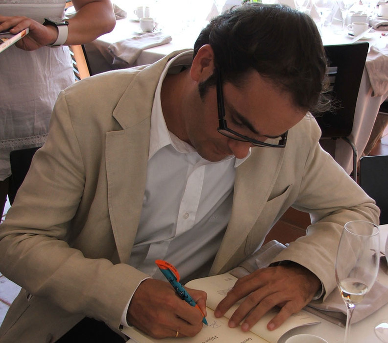 El periodista David Jimnez firmando ejemplares del libro Hijos del Monzn, ganador del I Premio Internacional de Literatura de Viajes Camino del Cid