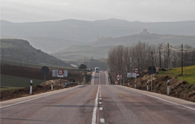 Carretera N-211. Al fondo, el castillo de Molina