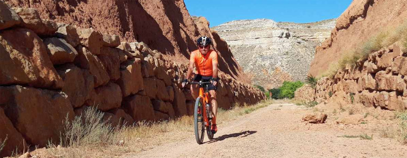 El ciclista Timo Rokitta en el Camino del Cid