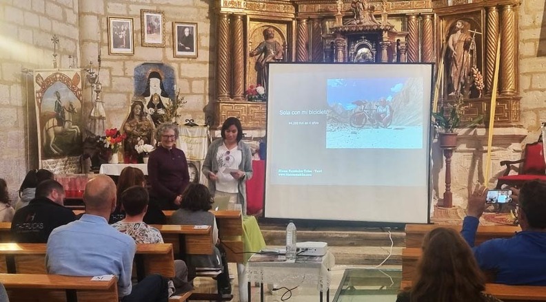 Blanca Fernndez antes de ofrecer su charla en la iglesia de San Miguel de Vivar del Cid (Burgos)