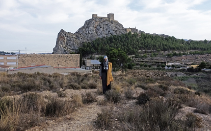 El Cid posa junto al castillo de Sax