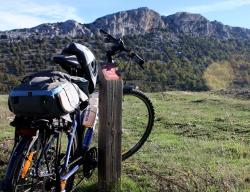 Paisaje en las proximidades de Santo Domingo de Silos, en la provincia de Burgos. En bici no olvides el casco: legalmente es obligatorio para los adultos en todos los tramos de carretera fuera de la ciudad y para los menores de 16 años es obligatorio en todo momento / ALC.