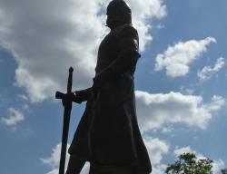 Una estatua del Cid en la localidad turolense de El Poyo del Cid recuerda la importancia estratégica que otorga el Cantar de mío Cid a esta población, ya que desde aquí lanzaba ataques y algaras por los territorios circundantes / ALC.