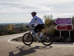 Señal de dirección de carretera en el Camino del Cid / ALC.