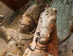 Estatua del Cid en plan "Santiago Matamoros", en la fachada del Monasterio de San Pedro de Cardeña, en Burgos / ALC.