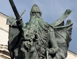 El Cantar de mío Cid fue escrito un siglo después de la muerte del Cid, y mezcla hechos reales con otros inventados para dar lugar a un personaje literario muy potente: el Cid Campeador que ha llegado a nuestros días. En la imagen: la estatua más fotografiada de la ciudad de Burgos es esta del Cid, obra del escultor Juan Cristóbal / ALC.