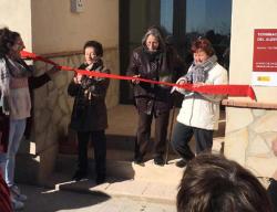 Avelina, Eulalia y Margarita, las tres vecinas de Monforte de Moyuela encargadas de cortar la cinta de inauguración del albergue