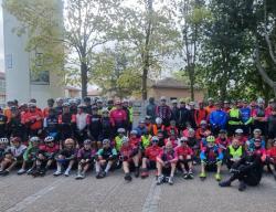 Los participantes en la Marcha Cicloturista de Bomberos en Vivar del Cid (Burgos)