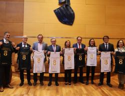 Los representantes de las diputaciones provinciales con la camiseta del Club de Baloncesto Babieca 