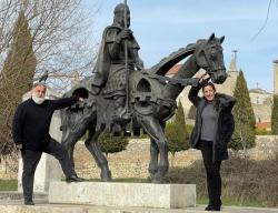 El periodista Javier Pérez Andrés junto a Lidia Arribas, alcaldesa de Caleruega, Burgos. Foto: El Arcón