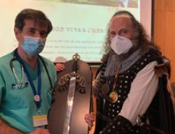 La Asociación Vivar Cuna del Cid ha entregado la Tizona al personal de la UCI del Hospital de Burgos