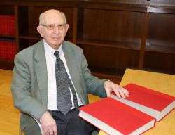 Gonzalo Martínez Díez en la Biblioteca del Monasterio de San Agustín de Burgos