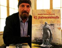 Joaquín Gaitano con su libro "El Salvoconducto"