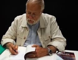 El autor de "El Manuscrito del Cid" firmando la novela