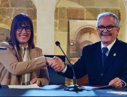 La diputada de Turismo de Teruel, Marta Sancho junto al presidente de la Real Asociación Española de Cronistas Oficiales, Juan Antonio Alonso Resalt