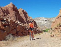 El ciclista Timo Rokitta en el Camino del Cid