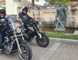 Dos de los participantes en el II Rally Mototurísico Camino del Cid en Vivar del Cid (Burgos)