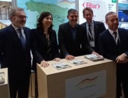 Tras la visita, la Secretaria de Estado de Turismo acompañada, entre otros, por Miguel Ángel Sanz, director general de Turespaña y Alberto Luque en representación de Rutas Culturales de España