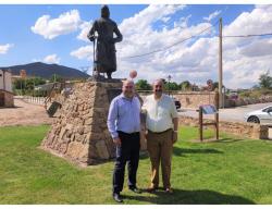 El presidente de la DPT Manuel Rando (dcha.) junto a José Manuel Lázaro, de la Asociación Cultural Mio Cid de El Poyo del Cid