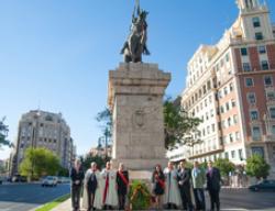 Ofrenda floral ante la estatua del Cid en Valencia