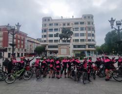 Las ciclistas de la asociación Princessbikes frente a la estatua del Cid en Burgos antes de iniciar su recorrido por el Camino del Cid