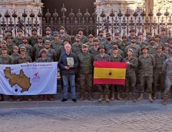 El Regimiento de Transmisiones 21 en la puerta de la Basílica de Santa María de Calatayud