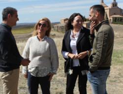 Un momento de la visita al rodaje de la serie El Cid en Almenar. De izda. a derecha Alberto Luque, gerente del Consorcio Camino del Cid, Cristina Fernández, directora de Comunicación de Zebra, Raquel Contreras, diputada de Bürgos y Enrique Rubio, diputado de Soria