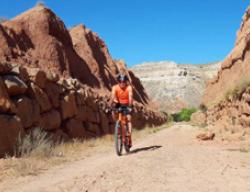 El ciclista Timo Rokitta en el Camino del Cid