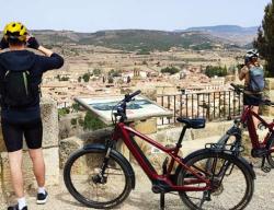 Los representantes de las Agencias de Viaje polacas en el Mirador de la Cruz de Mora de Rubielos, Teruel