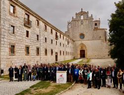 Hace 20 años se constituyó el Consorcio Camino del Cid en este mismo lugar. En la imagen asistentes al Consejo Rector extraordinario celebrado en el Monasterio de San Pedro de Cardeña