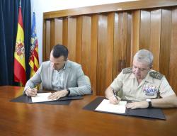 Vicent Mompó y Antonio Ruiz Benítez firman el acuerdo de colaboración entre Consorcio Camino del Cid y el Instituto de Historia y Cultura Militar