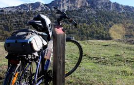 Paisaje en las proximidades de Santo Domingo de Silos, en la provincia de Burgos. En bici no olvides el casco: legalmente es obligatorio para los adultos en todos los tramos de carretera fuera de la ciudad y para los menores de 16 años es obligatorio en todo momento / ALC.