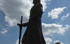 Una estatua del Cid en la localidad turolense de El Poyo del Cid recuerda la importancia estratégica que otorga el Cantar de mío Cid a esta población, ya que desde aquí lanzaba ataques y algaras por los territorios circundantes / ALC.