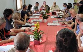 Un momento de la reunión en la que el presidente de la Diputación de Teruel da la bienvenida a los asistentes