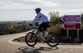 Señal de dirección de carretera en el Camino del Cid / ALC.