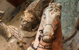 Estatua del Cid en plan "Santiago Matamoros", en la fachada del Monasterio de San Pedro de Cardeña, en Burgos / ALC.