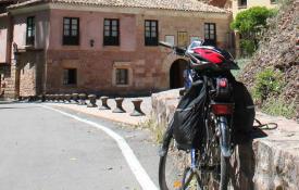 El cicloturismo por carretera es un medio magnífico para conocer el Camino del Cid / ALC.