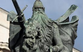 El Cantar de mío Cid fue escrito un siglo después de la muerte del Cid, y mezcla hechos reales con otros inventados para dar lugar a un personaje literario muy potente: el Cid Campeador que ha llegado a nuestros días. En la imagen: la estatua más fotografiada de la ciudad de Burgos es esta del Cid, obra del escultor Juan Cristóbal / ALC.