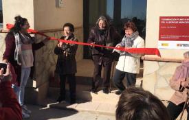 Avelina, Eulalia y Margarita, las tres vecinas de Monforte de Moyuela encargadas de cortar la cinta de inauguración del albergue