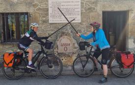 Blanca Fernández, a la derecha de la imagen, junto a su amiga Mariaje antes de comenzar el Camino del Cid en Vivar del Cid (Burgos)