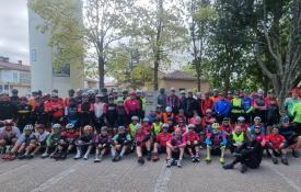 Los participantes en la Marcha Cicloturista de Bomberos en Vivar del Cid (Burgos)