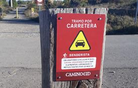 Cartel de advertencia para senderistas del Camino del Cid