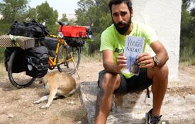 Pablo y Hippie (Bikecanine) recorriendo la ruta Tierras de Frontera