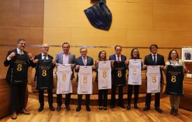 Los representantes de las diputaciones provinciales con la camiseta del Club de Baloncesto Babieca 