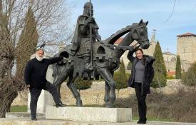 El periodista Javier Pérez Andrés junto a Lidia Arribas, alcaldesa de Caleruega, Burgos. Foto: El Arcón